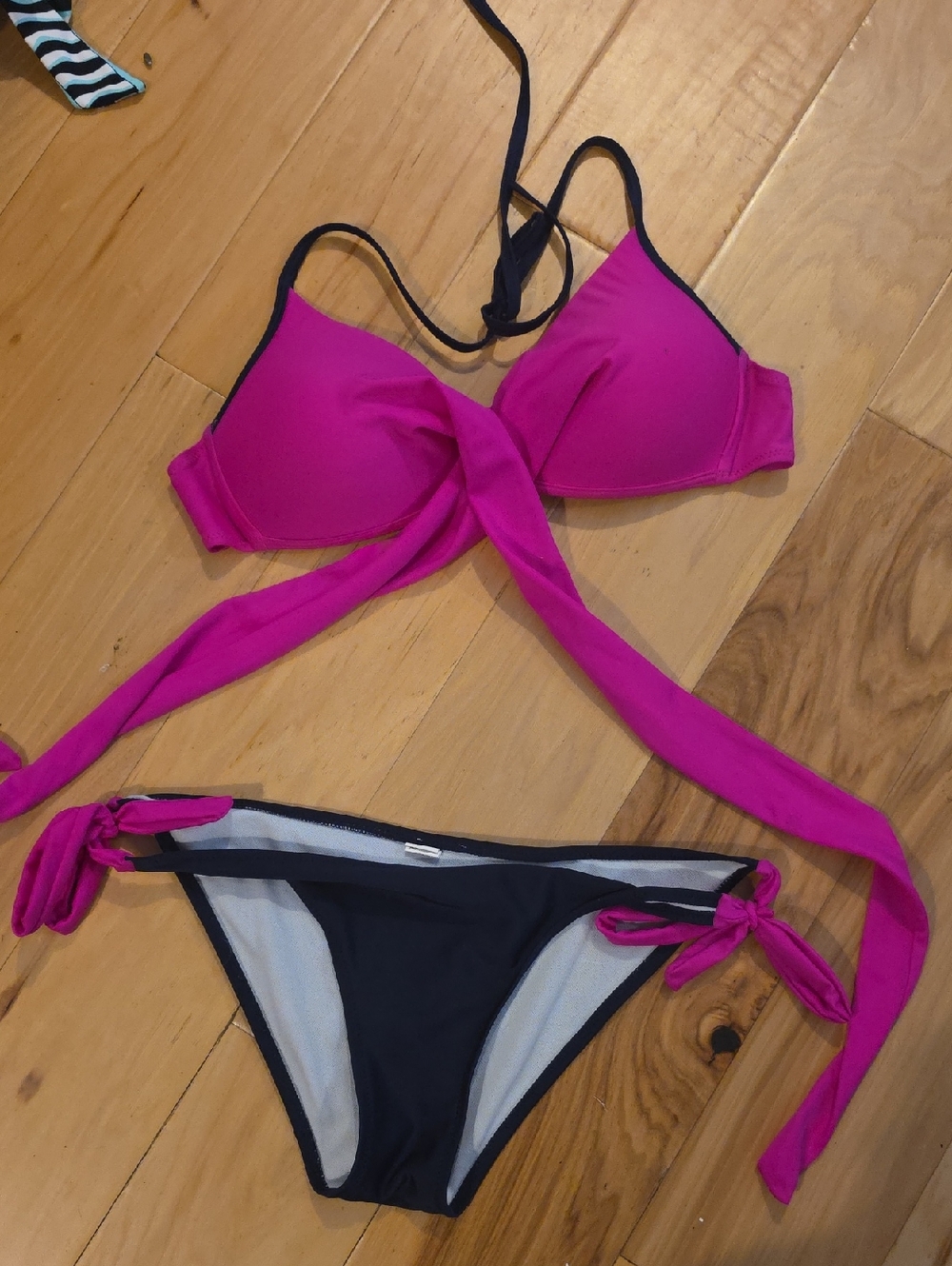 Women’s Two-Piece Tie Bikini in Magenta and Black Size 8